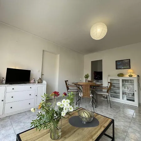 3 Pieces Avec Piscine, Proche Commerces Et Transports, La Rochelle - Fr-1-246-690 *